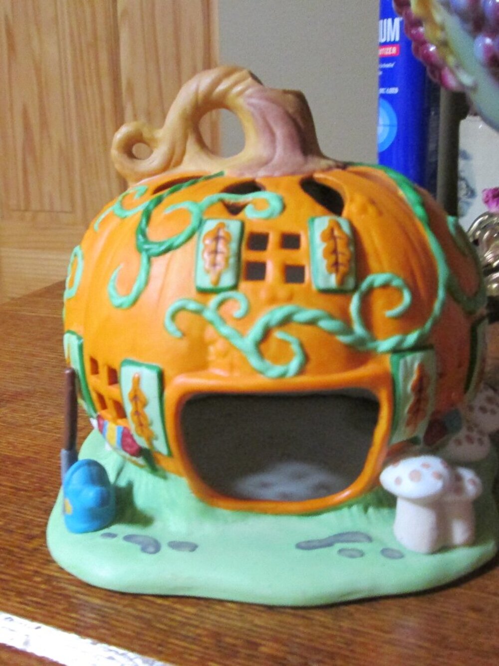 retired Party lite Pumpkin house with mushroom shrubs too cute